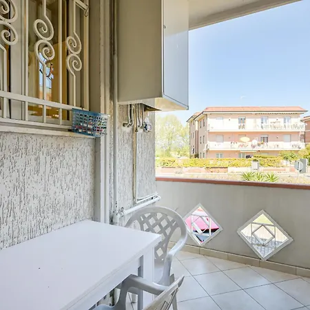Guesthost - Flora's - Cozy Flat With Parking! *