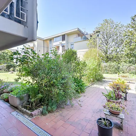 Guesthost - Flora's - Cozy Flat With Parking! *