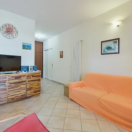 Guesthost - Flora's - Cozy Flat With Parking! Apartment Fiumaretta di Ameglia