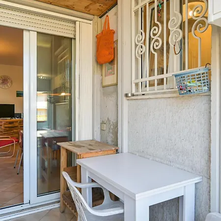 Apartment Guesthost - Flora's - Cozy Flat With Parking!