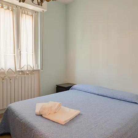 Guesthost - Flora's - Cozy Flat With Parking!