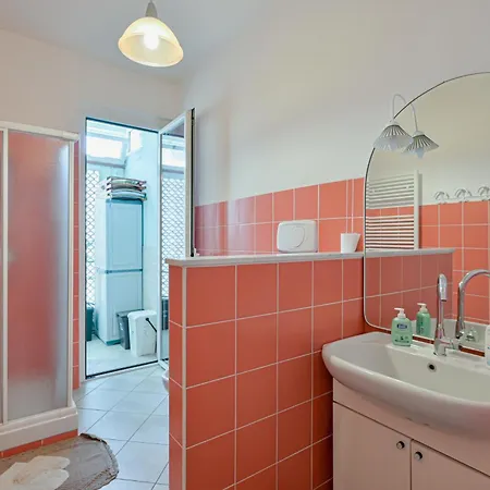 Guesthost - Flora's - Cozy Flat With Parking! Apartment